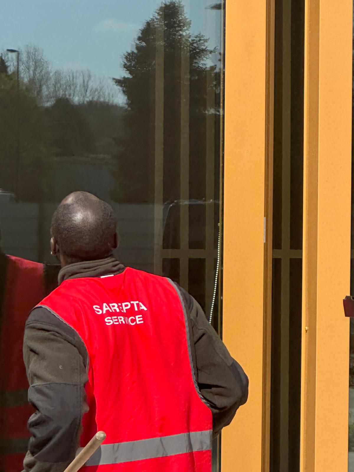 Agent Sarepta Services nettoyant une facade vitree