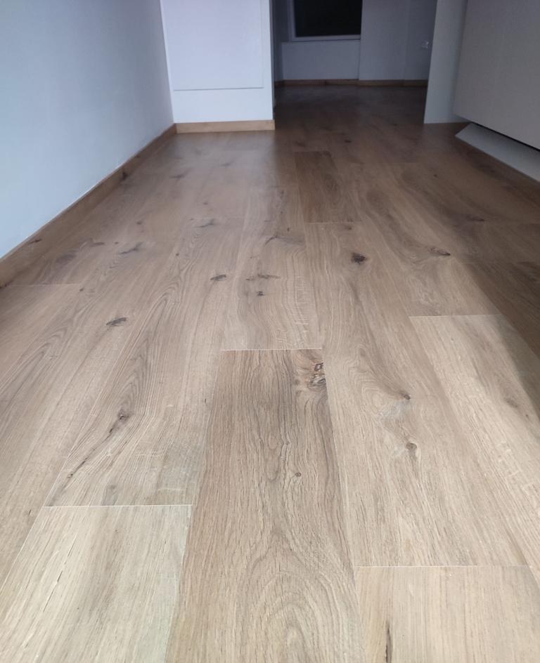 Parquet nettoyé dans un logement